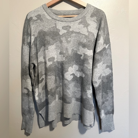 Eddie Bauer Women Long Sleeves Camouflage Sweater - Picture 2 of 11